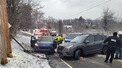 Tree falls on occupied vehicle in South Park Township – WPXI.